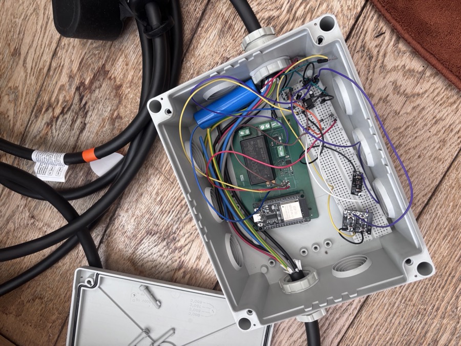 Binnenin de ADAPT-prototype-behuizing, inline bedraad