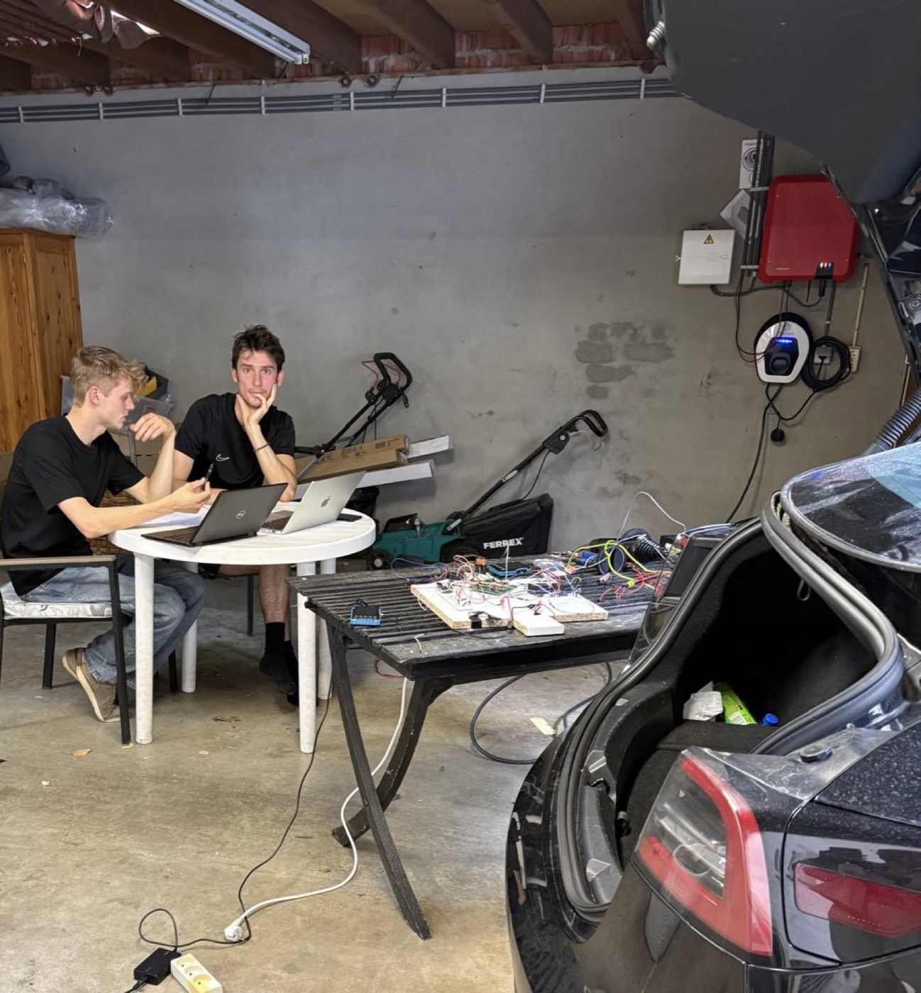 Het ADAPT-team test het prototype inline op een echte laadpaal en auto